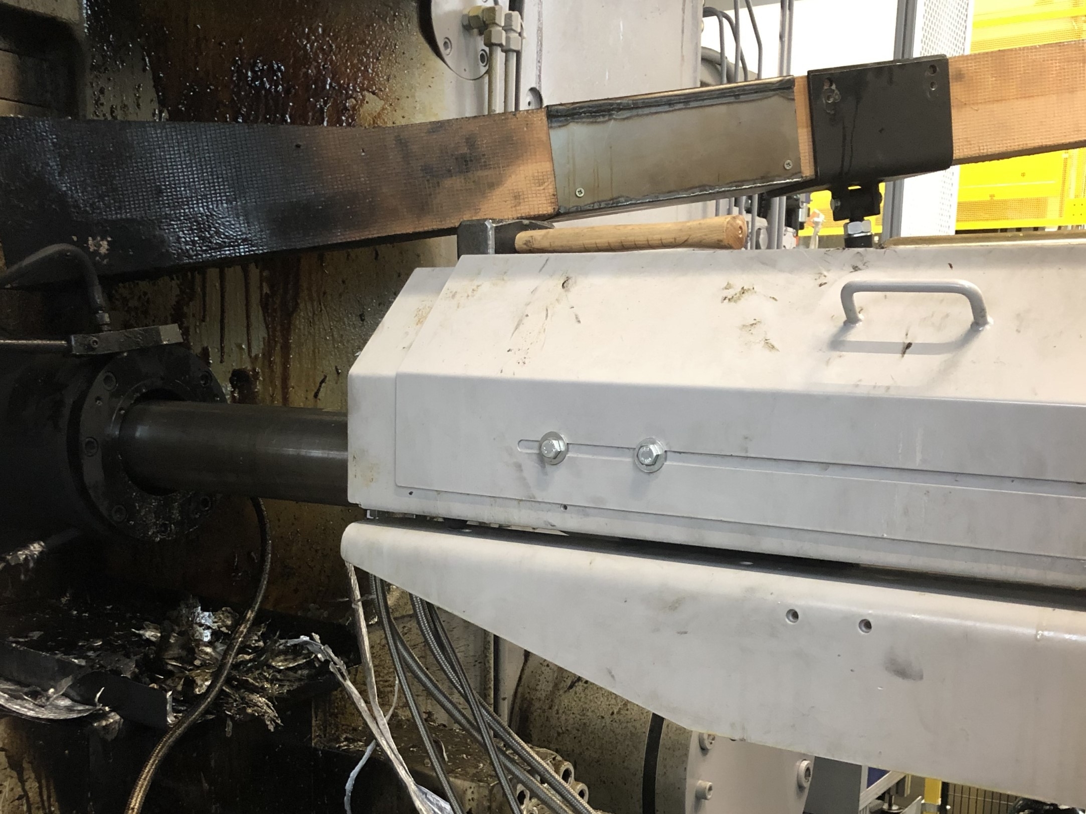 Brand hinter Maschine